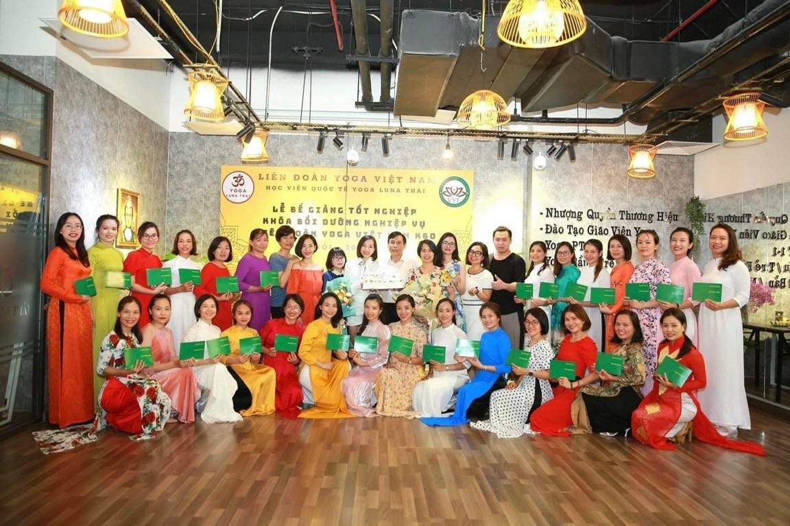 lớp học khoá đào tạo huấn luyện viên yoga tại Yoga Luna Thái